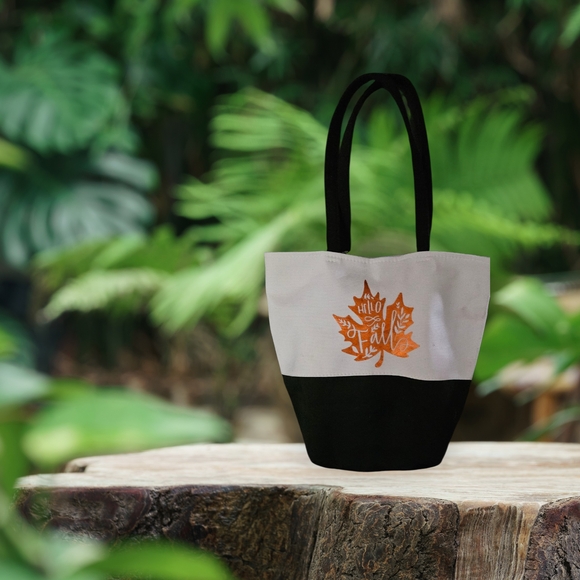 Stylish Black and White Tote Bag - Picture 1 of 2